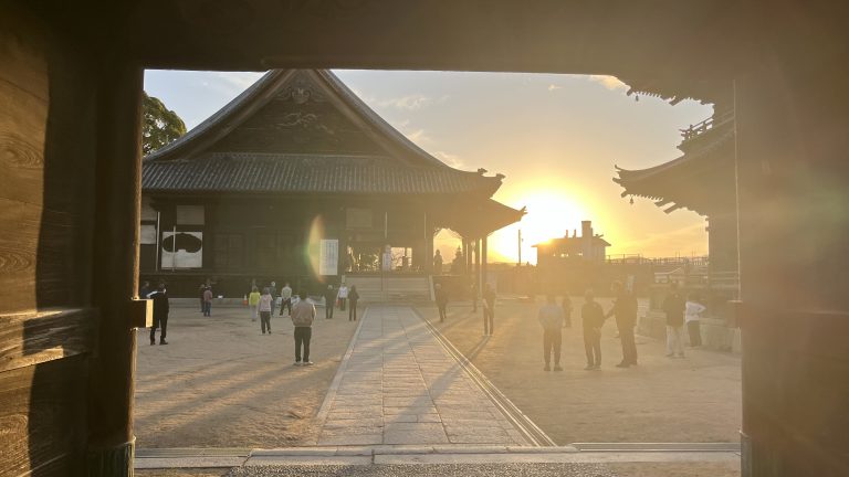 神々しい朝、朝ランの半袖半パンは寒くなって来た