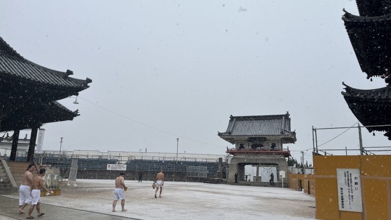 雪の降る中で、今年最後の水垢離